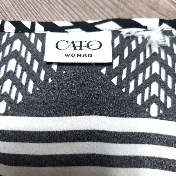 Cato Plus Size Women's Black & White Geo Print Short Sleeve Blouse - Picture 6 of 6